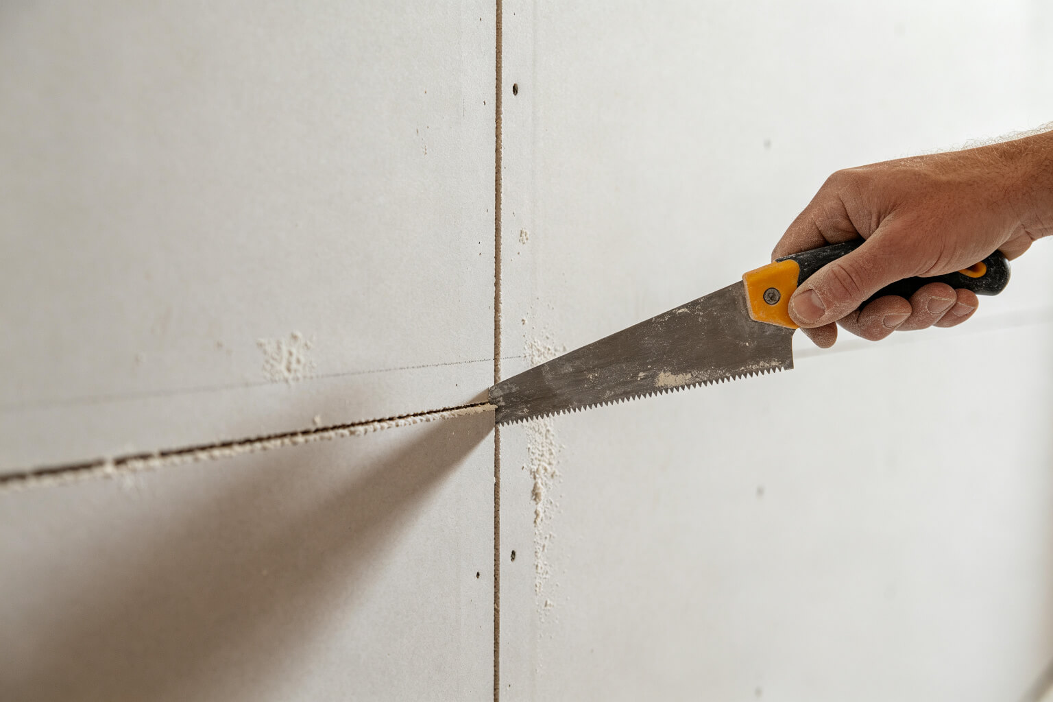 Cortando uma ranhura reta em drywall com uma serra circular