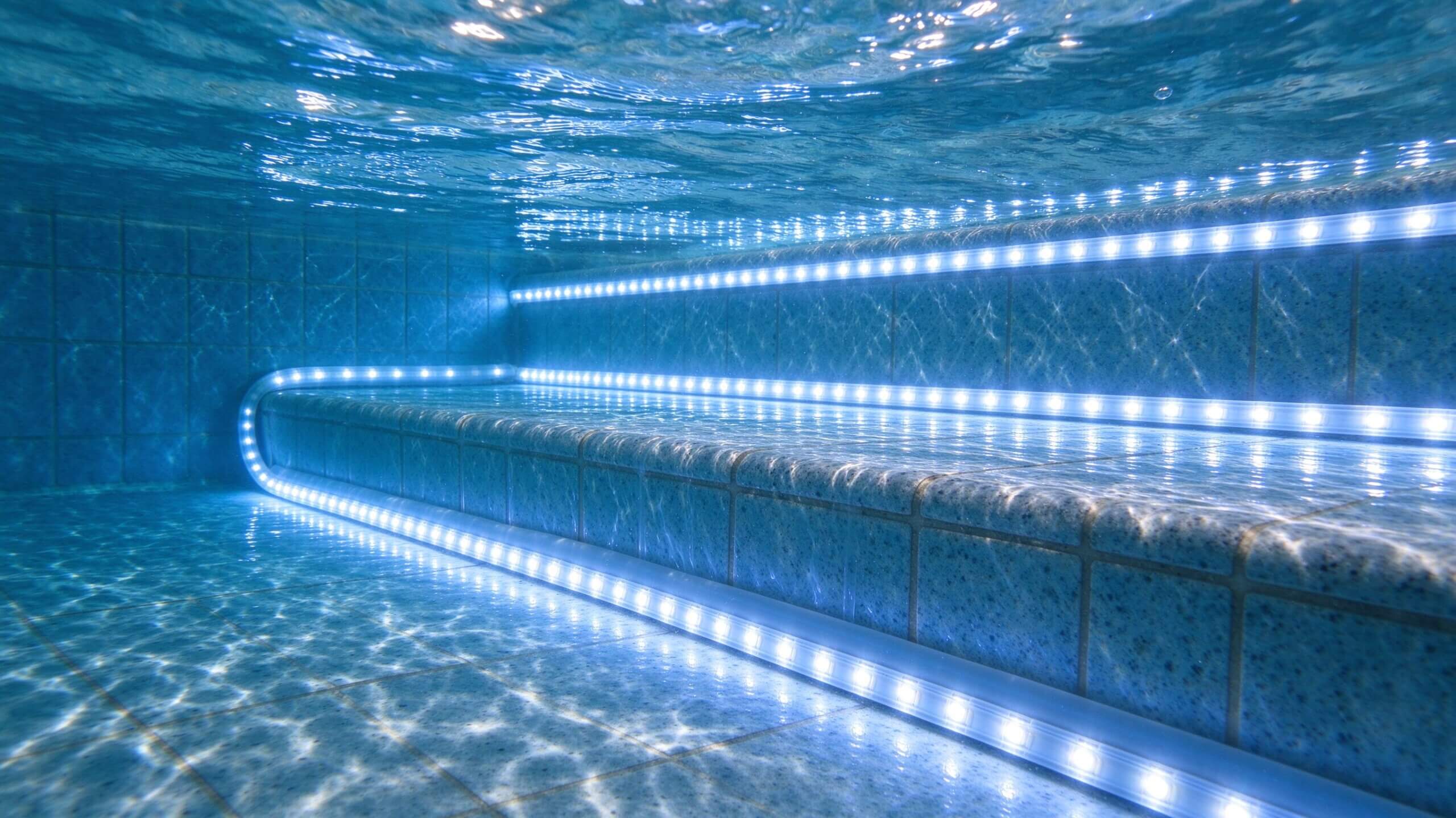 Fita de LED instalada em degraus de piscina debaixo d'água
